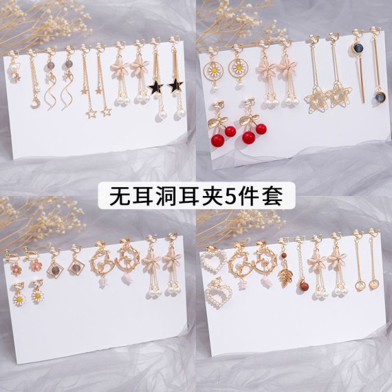 https://www.mint-storekr.com/products/khuyen-tai-theo-set-xinh-xan-j0007
