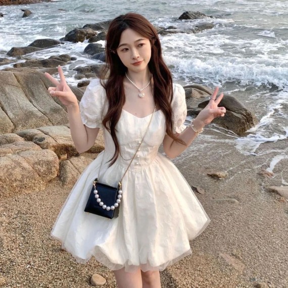 https://www.mint-storekr.com/products/vay-trang-v0005